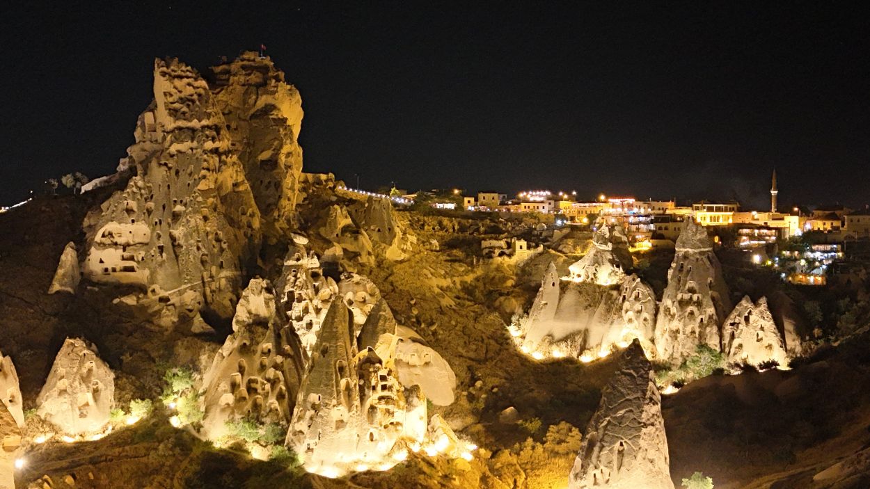 Kapadokya’da ışıklandırılan vadiler bölgenin ihtişamını artırdı Kapadokya’da ışıklandırılan vadiler bölgenin ihtişamını artırdı