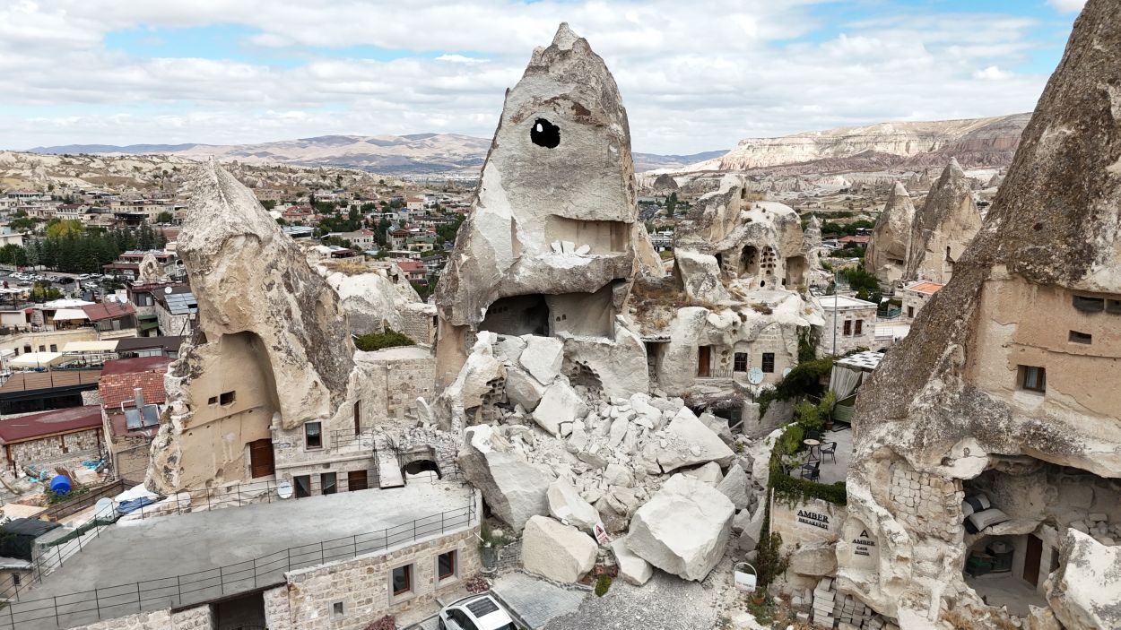 Kapadokya’da peribacası yıkıldı Kapadokya’da peribacası yıkıldı