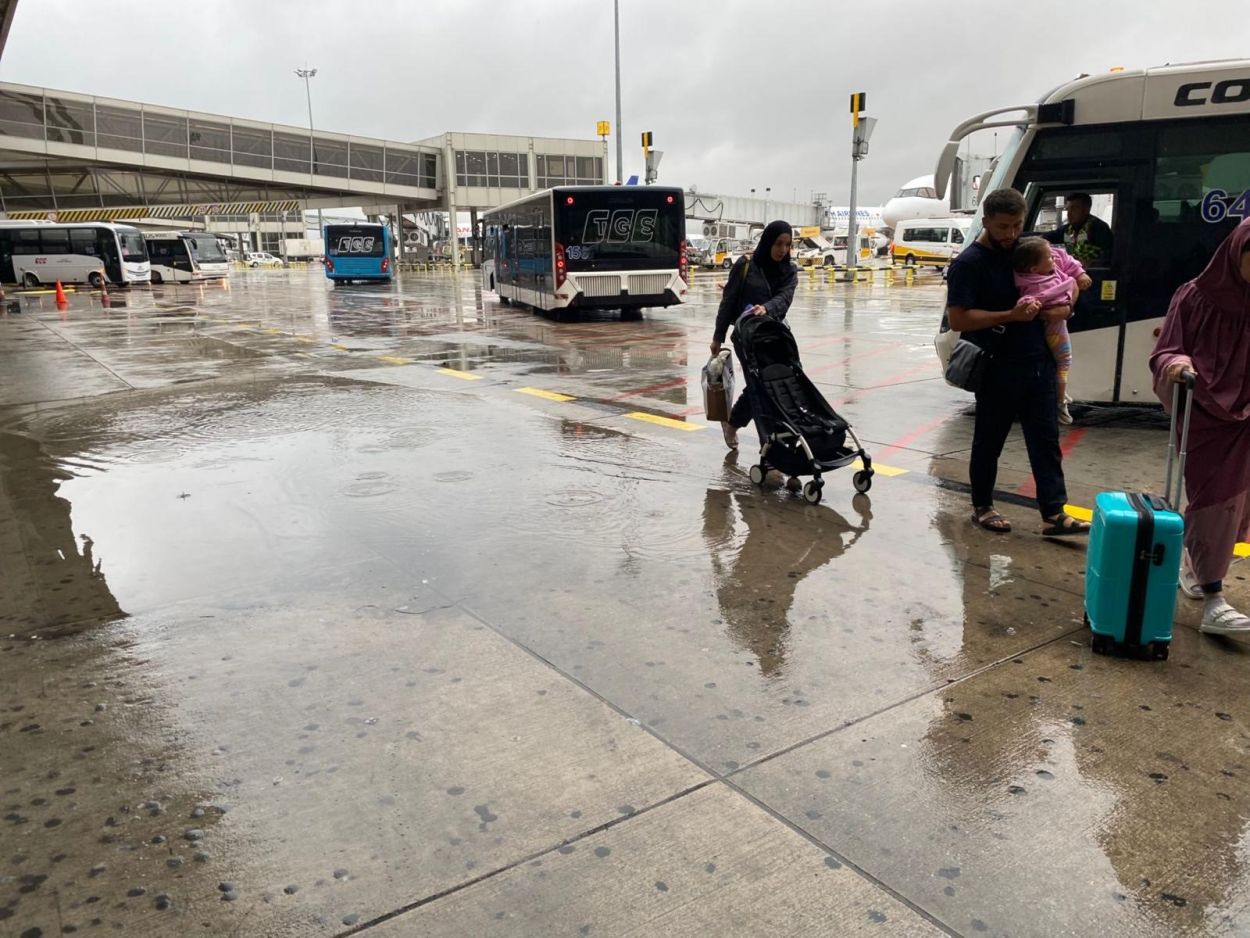 Sağanak yağış Sabiha Gökçen'deki yolculara zor anlar yaşattı Sağanak yağış Sabiha Gökçen'deki yolculara zor anlar yaşattı
