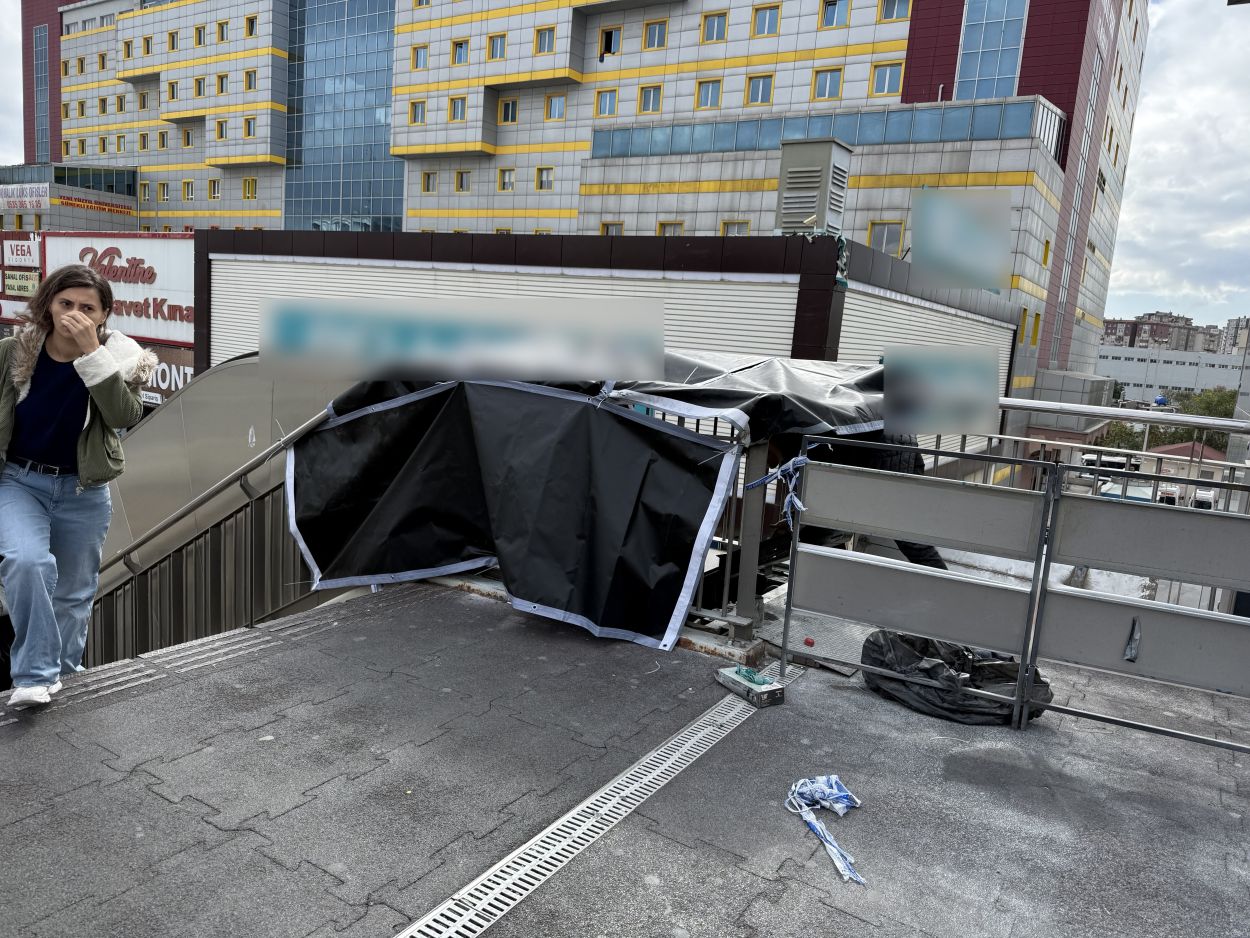 Beylikdüzü'nde metrobüs köprüsünde yürüyen merdiven yangını Beylikdüzü'nde metrobüs köprüsünde yürüyen merdiven yangını