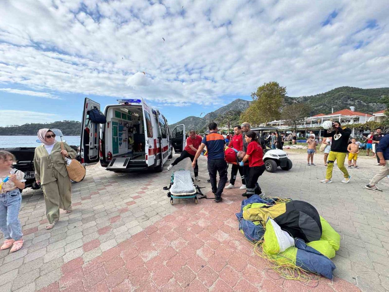 Fethiye’de yamaç paraşütçüleri havada çarpıştı: 3 kişi yaralandı Fethiye’de yamaç paraşütçüleri havada çarpıştı: 3 kişi yaralandı