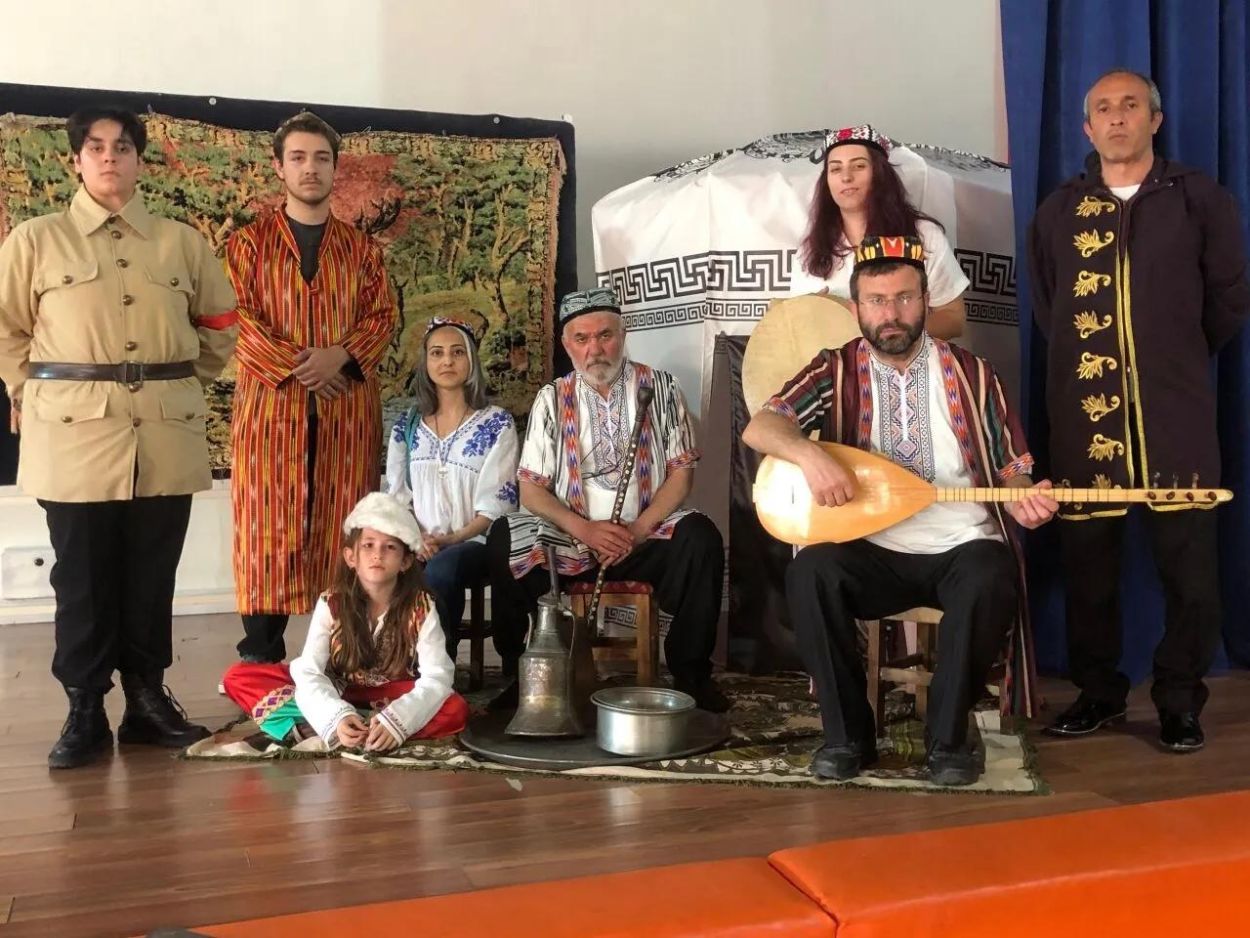 Gebze’de Sahnelenen Tiyatro Oyunu’nda Uygurların Feryadı Yankılandı Gebze’de Sahnelenen Tiyatro Oyunu’nda Uygurların Feryadı Yankılandı