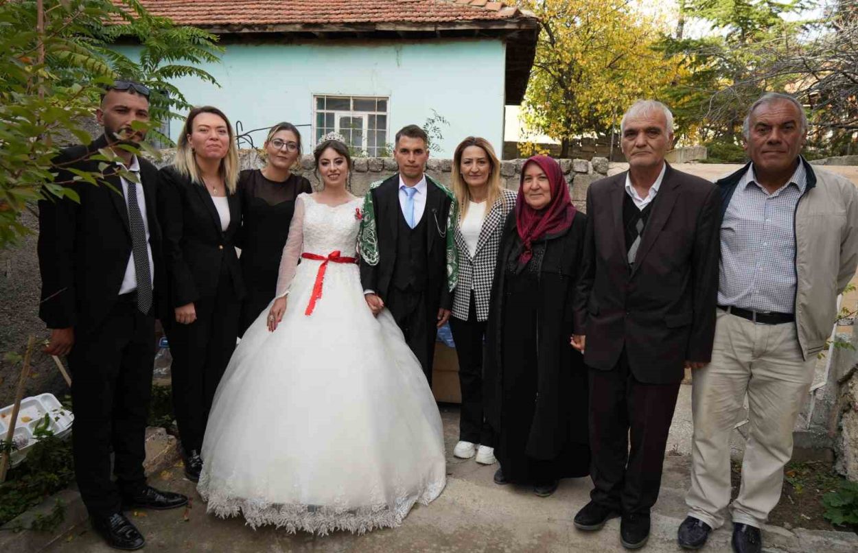 Hacca gidemeyen yaşlı çift birikimleriyle gençlerin düğün hayalini gerçeğe dönüştürdü Hacca gidemeyen yaşlı çift birikimleriyle gençlerin düğün hayalini gerçeğe dönüştürdü