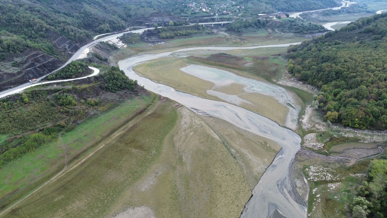 İstanbul'a da su sağlayan Hasanlar Barajı'nda doluluk yüzde 20'ye düştü İstanbul'a da su sağlayan Hasanlar Barajı'nda doluluk yüzde 20'ye düştü