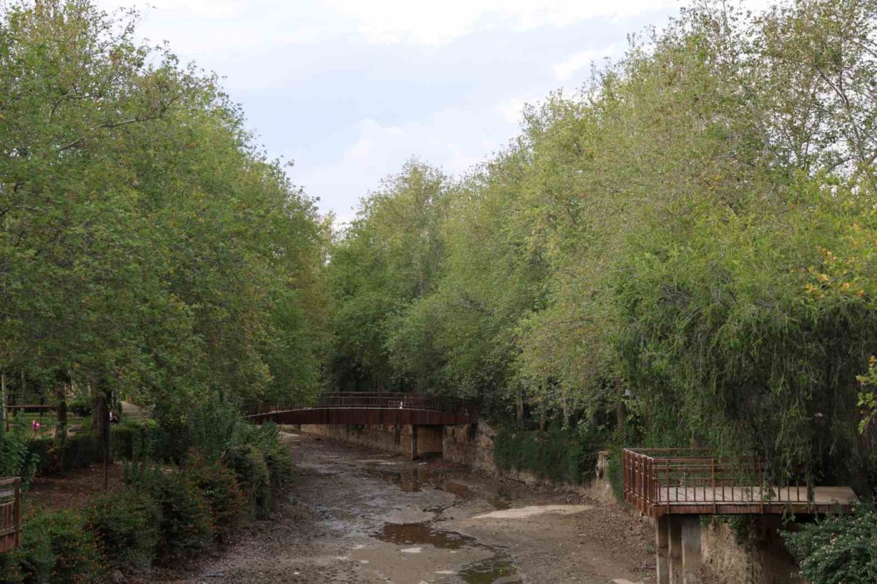 Kozan’ın tarihi ve doğal güzel alanı da kuraklıktan nasibini aldı Kozan’ın tarihi ve doğal güzel alanı da kuraklıktan nasibini aldı