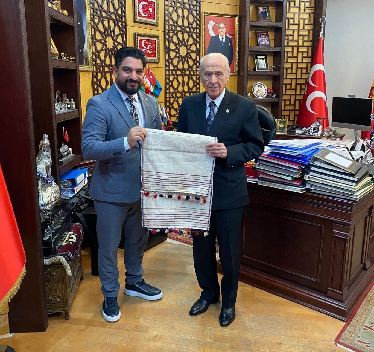 Roman toplumu projelerini Devlet Bahçeli’ye anlatıldı Roman toplumu projelerini Devlet Bahçeli’ye anlatıldı