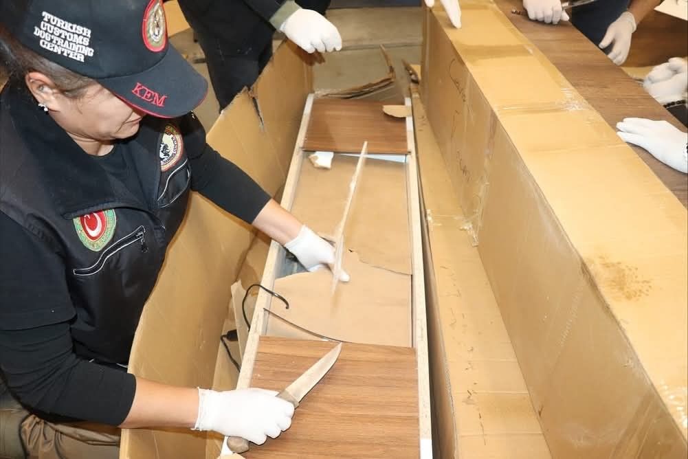 Televizyon ünitesine gizlemişlerdi Televizyon ünitesine gizlemişlerdi