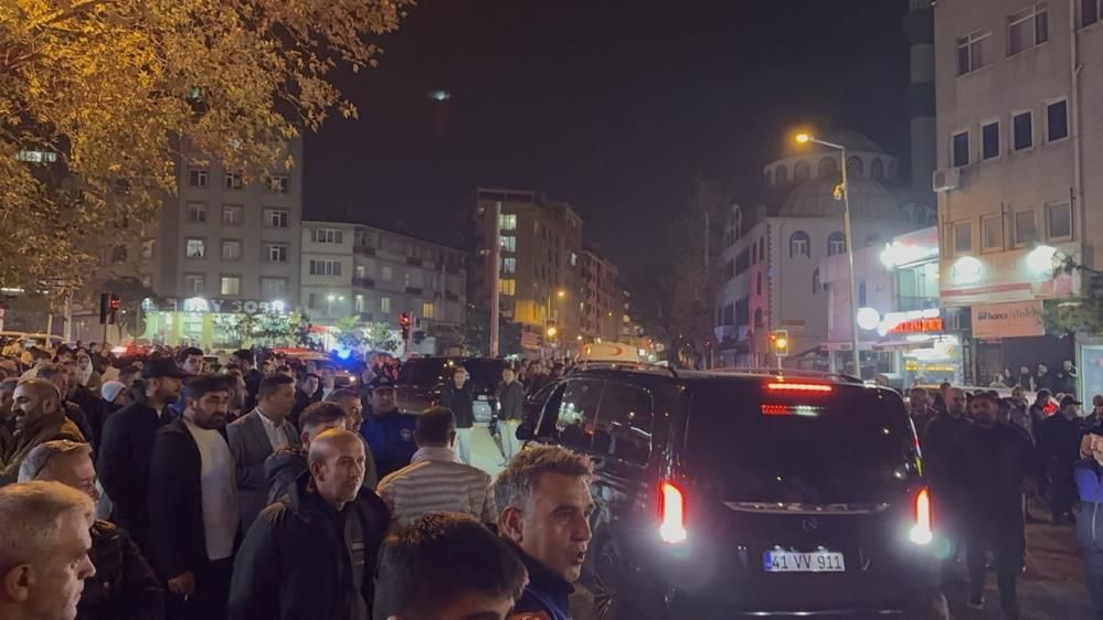 Gebze'de aynı bölgede bir binadan çatırdama sesleri geldi Gebze'de aynı bölgede bir binadan çatırdama sesleri geldi