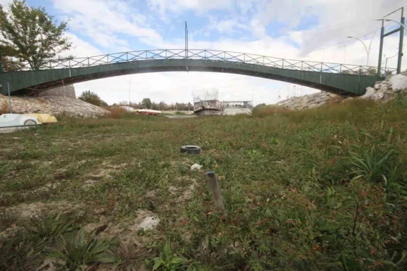 Kayıkla gezilen göl üzerinde şimdi yürüyüş yapılıyor